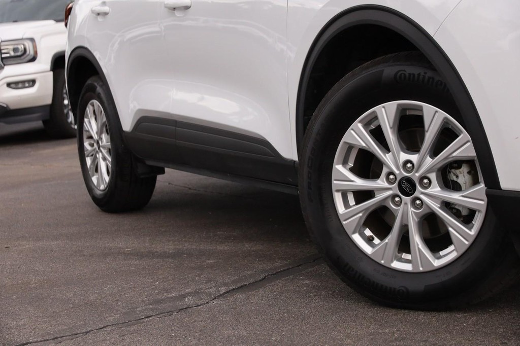 Ford Escape Vehicle Full-screen Gallery Image 3