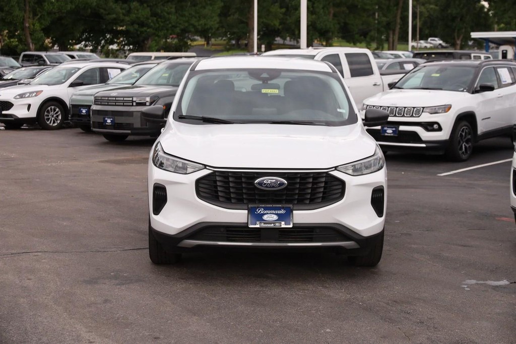 Ford Escape Vehicle Full-screen Gallery Image 4