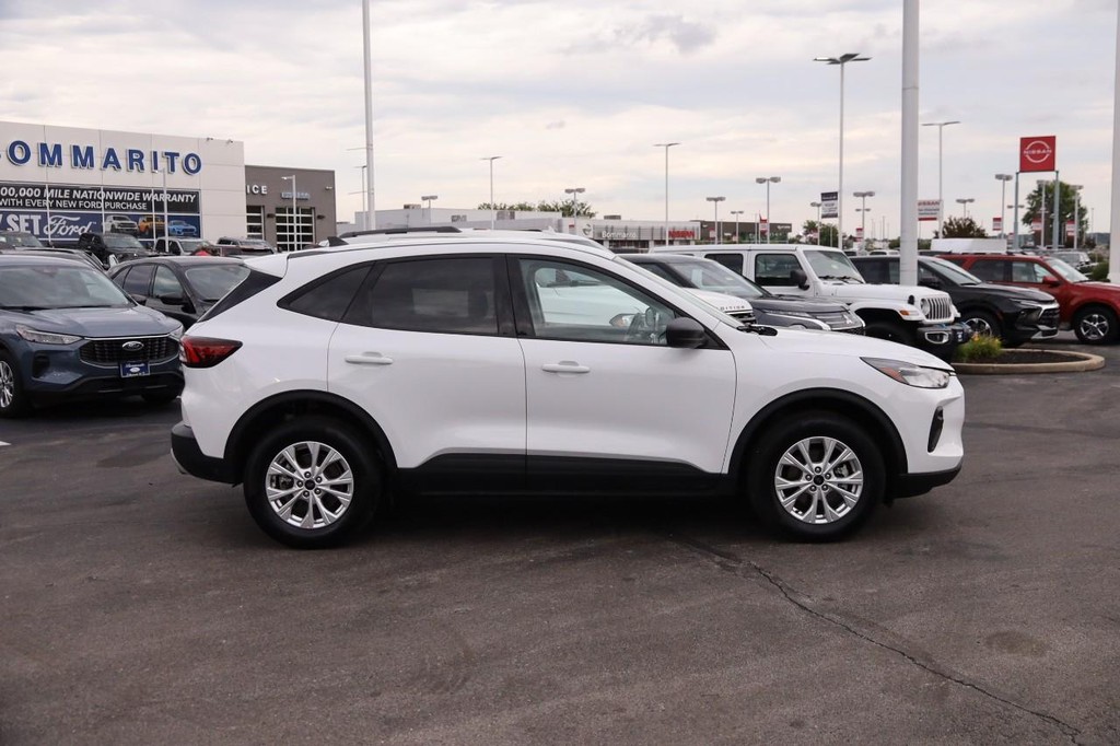 Ford Escape Vehicle Full-screen Gallery Image 5