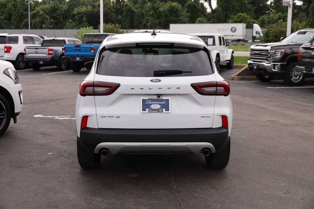Ford Escape Vehicle Full-screen Gallery Image 6
