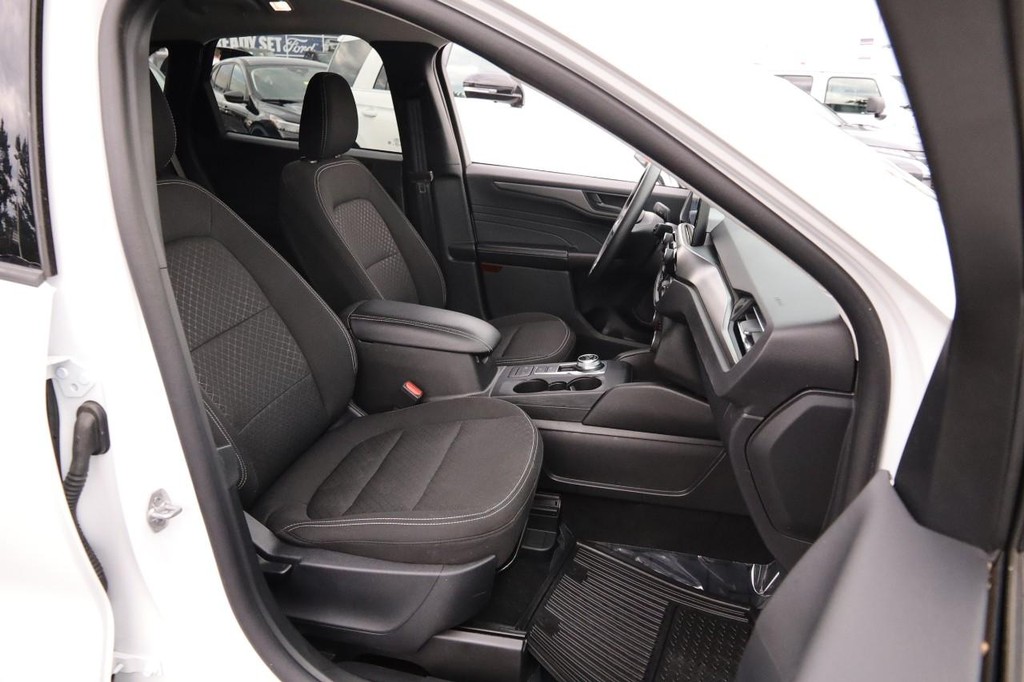 Ford Escape Vehicle Full-screen Gallery Image 28
