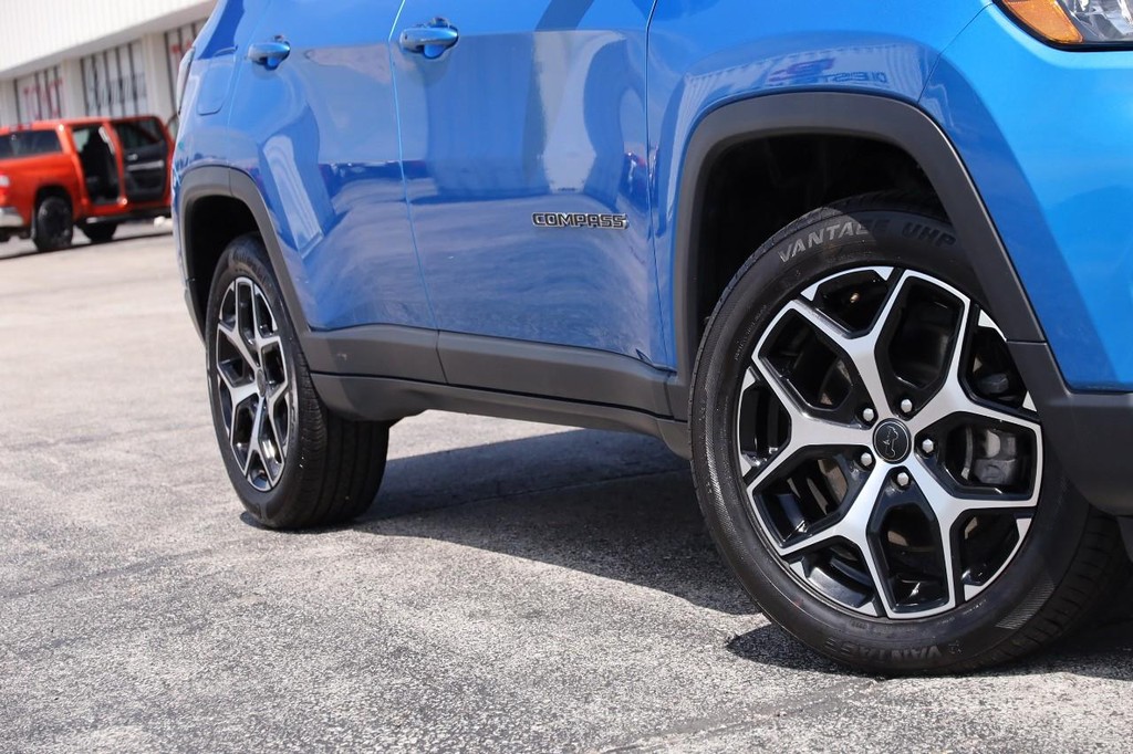 Jeep Compass Vehicle Full-screen Gallery Image 3