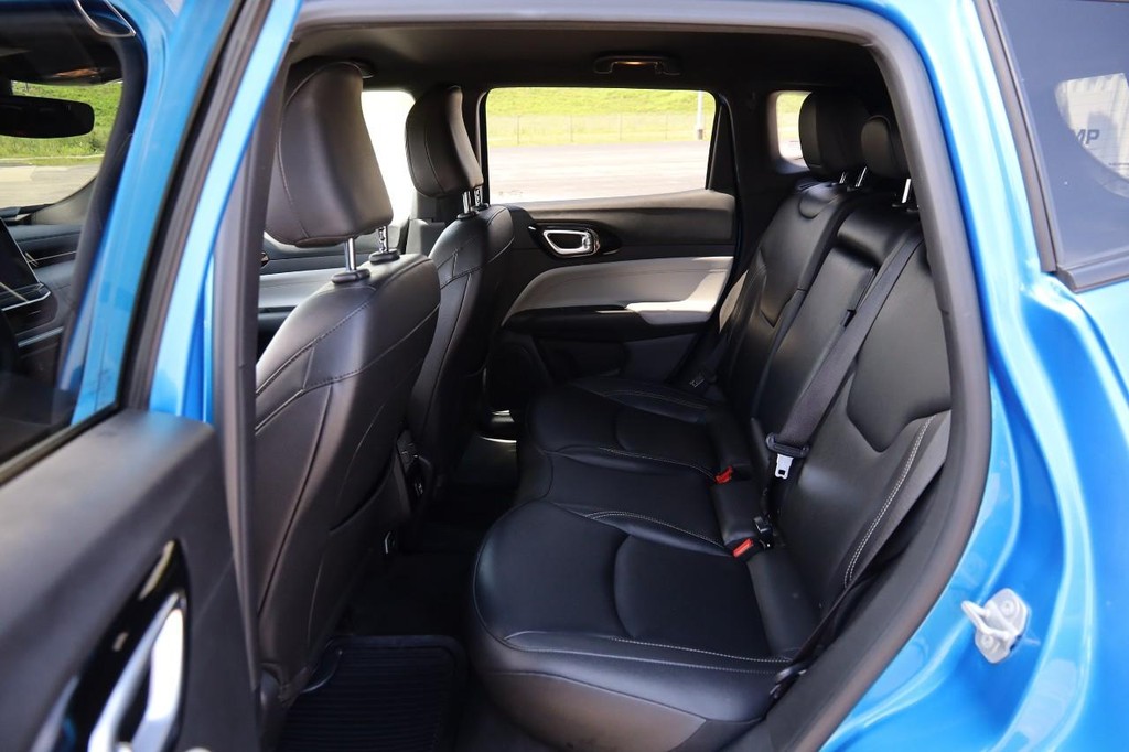 Jeep Compass Vehicle Full-screen Gallery Image 9
