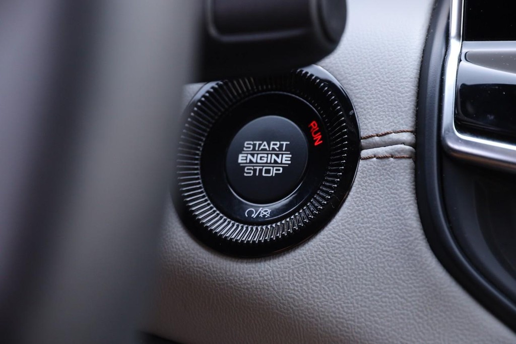 Jeep Compass Vehicle Full-screen Gallery Image 14