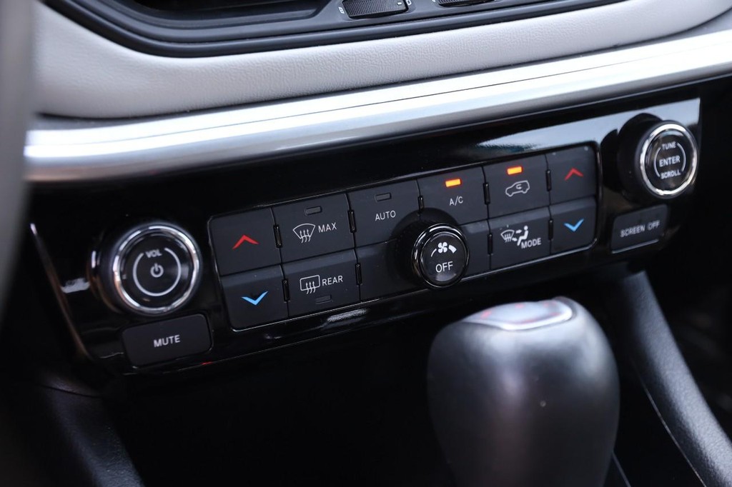 Jeep Compass Vehicle Full-screen Gallery Image 19
