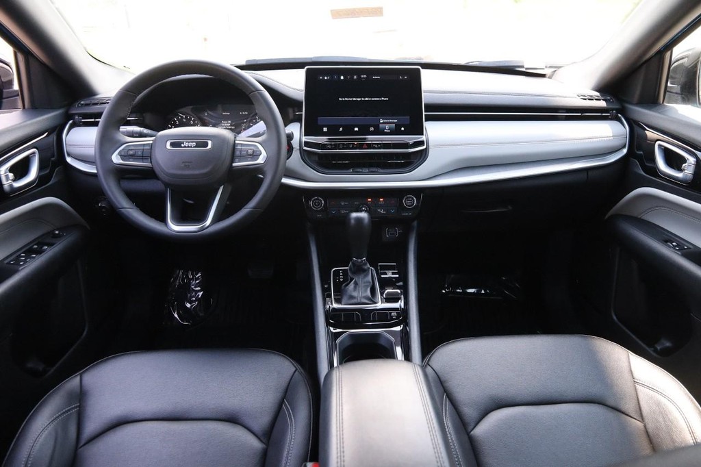 Jeep Compass Vehicle Full-screen Gallery Image 22
