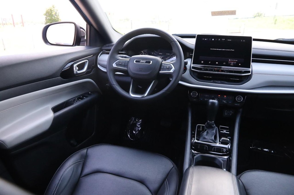 Jeep Compass Vehicle Full-screen Gallery Image 23
