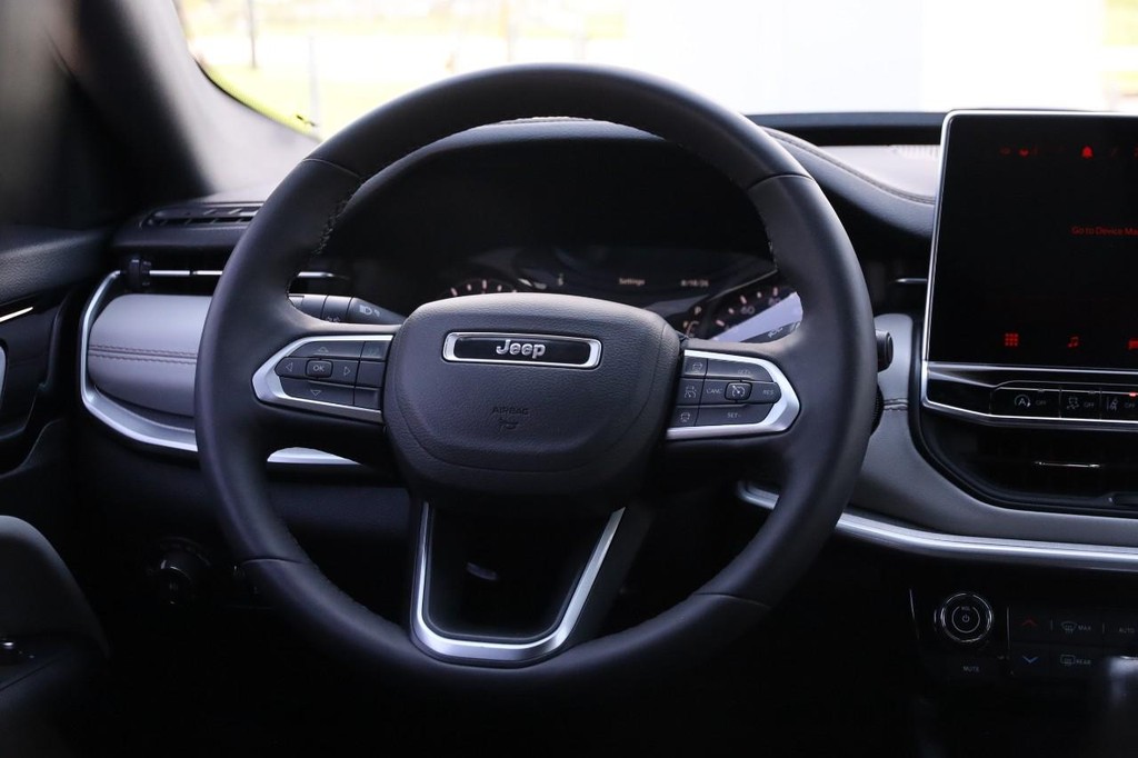 Jeep Compass Vehicle Full-screen Gallery Image 24