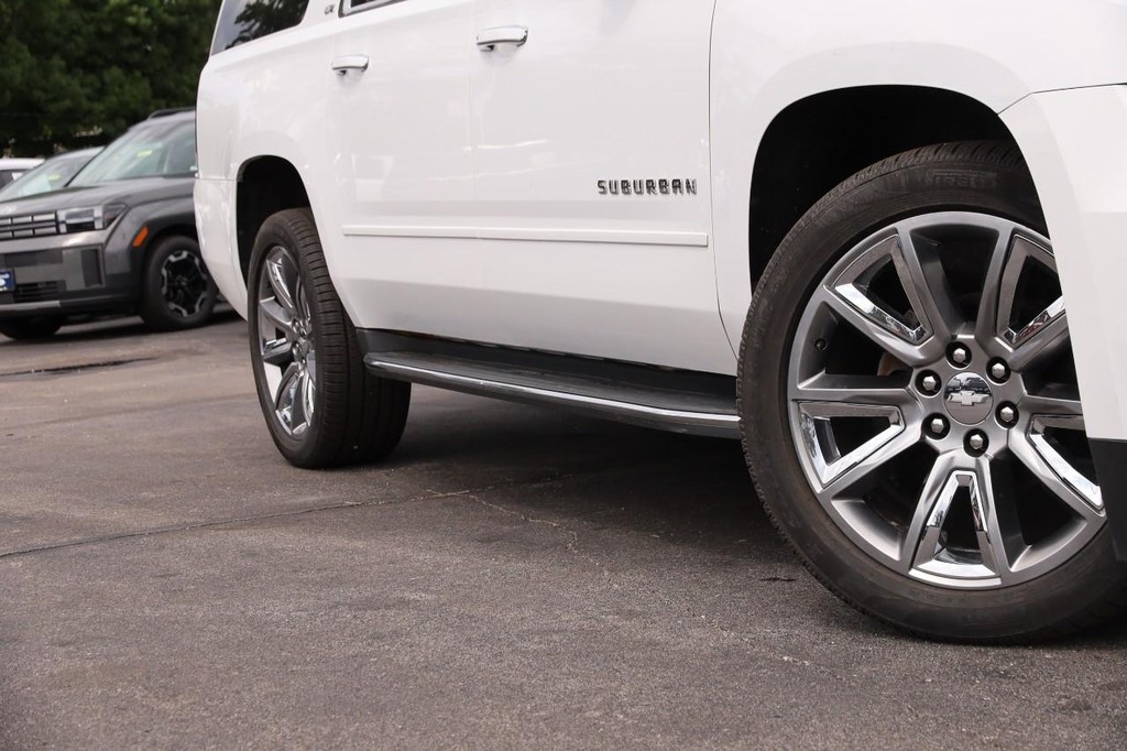 Chevrolet Suburban Vehicle Full-screen Gallery Image 3