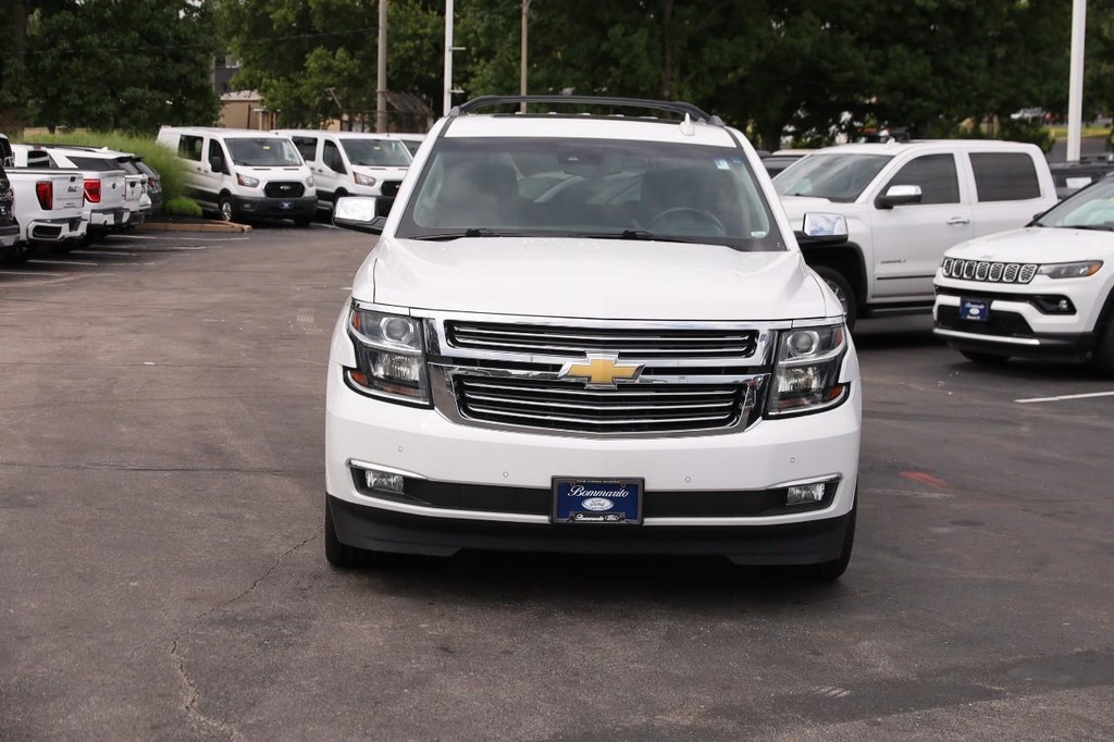 Chevrolet Suburban Vehicle Full-screen Gallery Image 4