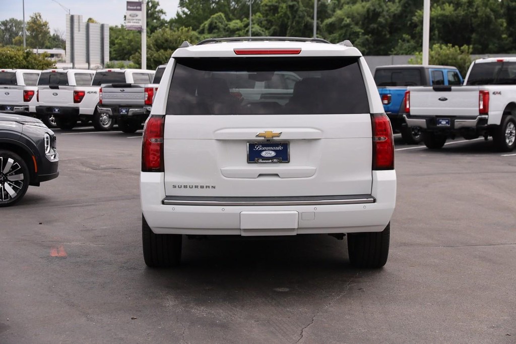 Chevrolet Suburban Vehicle Full-screen Gallery Image 6