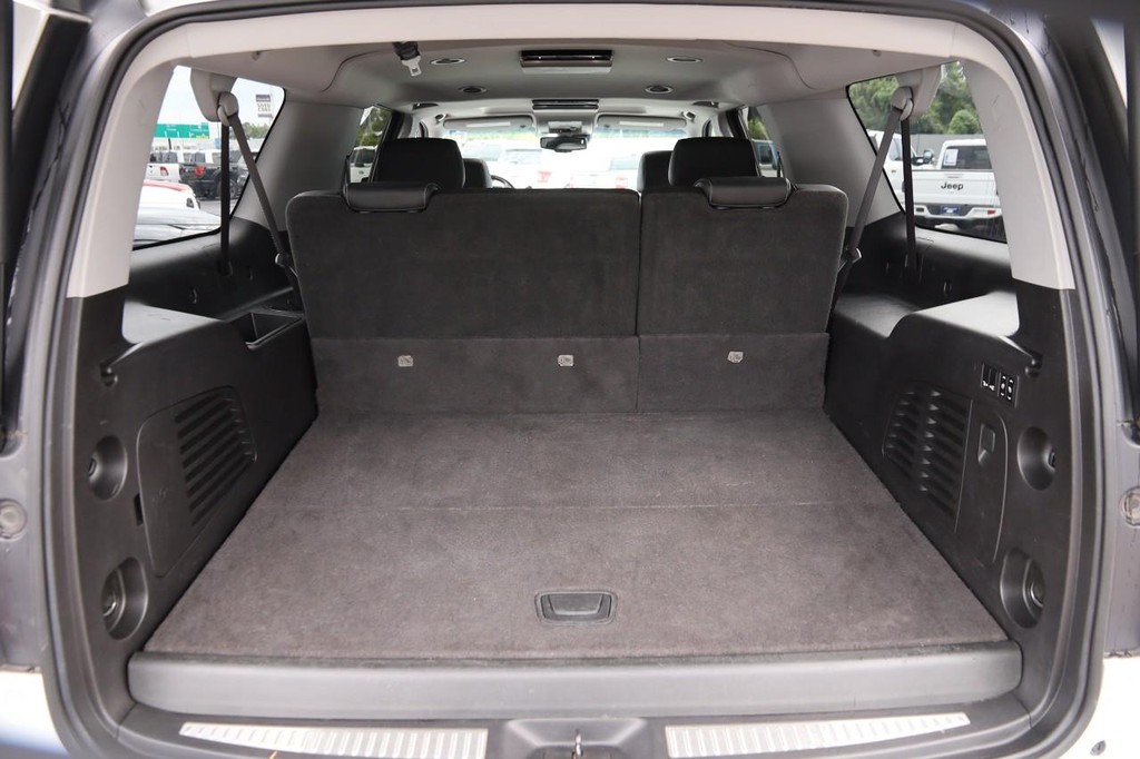 Chevrolet Suburban Vehicle Full-screen Gallery Image 7
