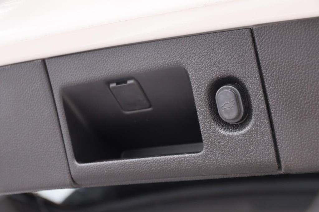 Chevrolet Suburban Vehicle Full-screen Gallery Image 8