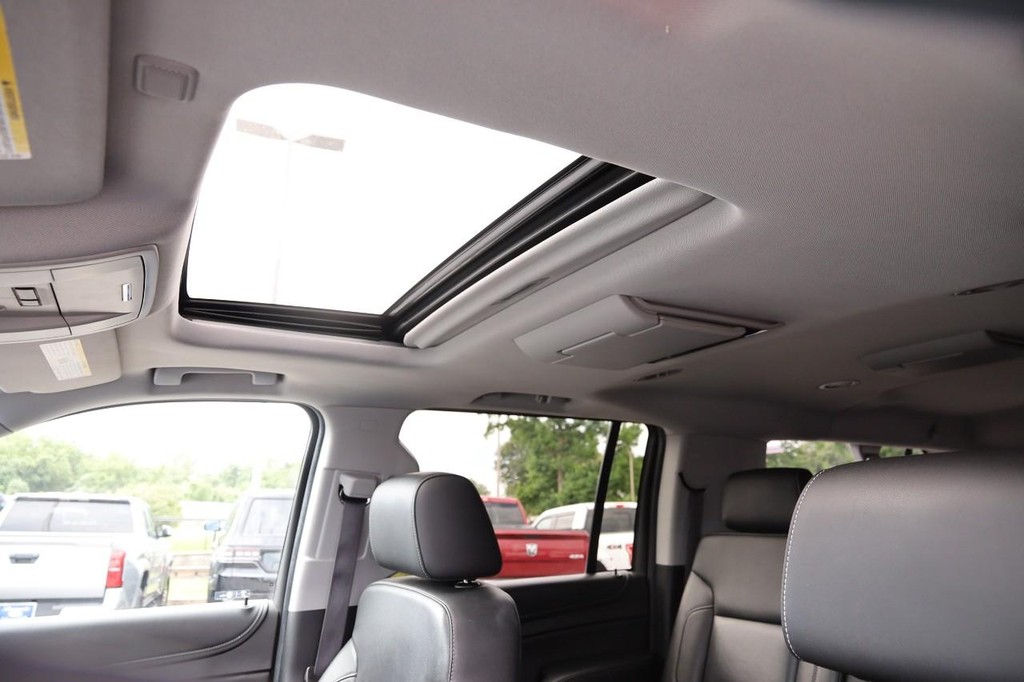 Chevrolet Suburban Vehicle Full-screen Gallery Image 9