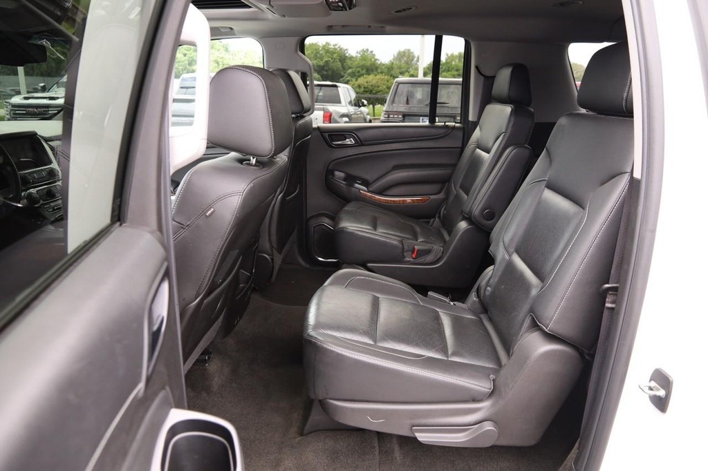 Chevrolet Suburban Vehicle Full-screen Gallery Image 11