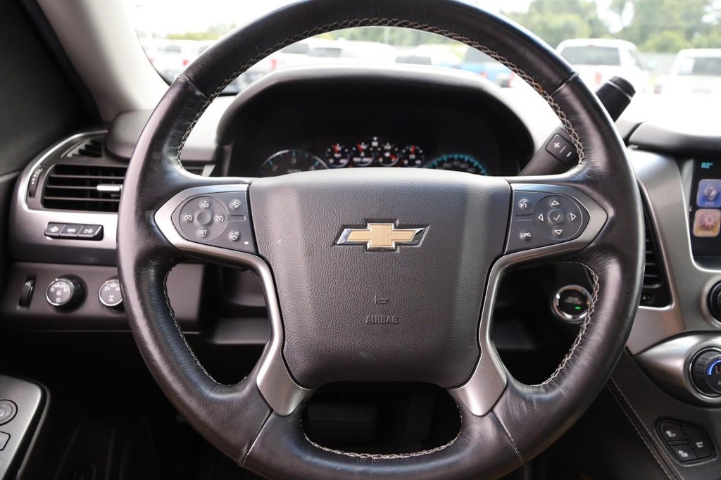 Chevrolet Suburban Vehicle Full-screen Gallery Image 13