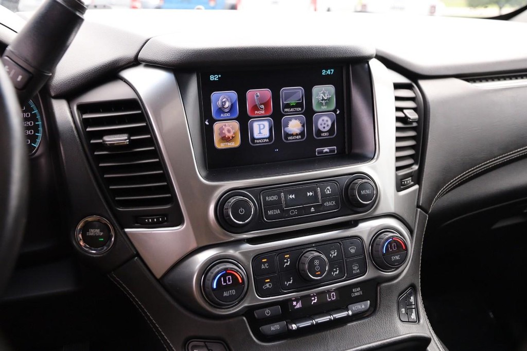 Chevrolet Suburban Vehicle Full-screen Gallery Image 17
