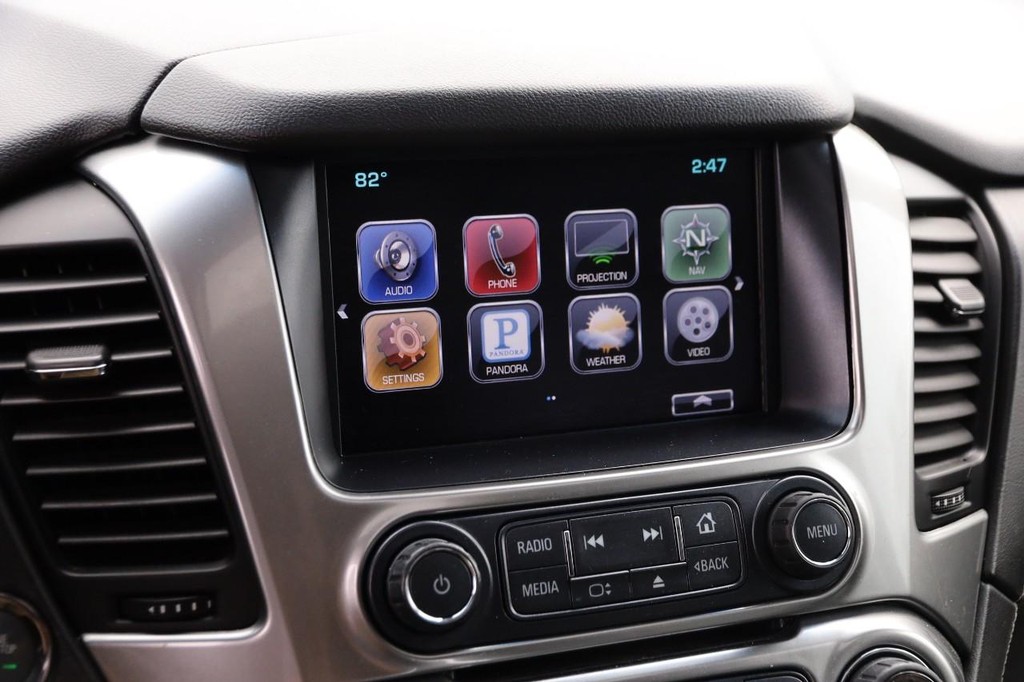 Chevrolet Suburban Vehicle Full-screen Gallery Image 18
