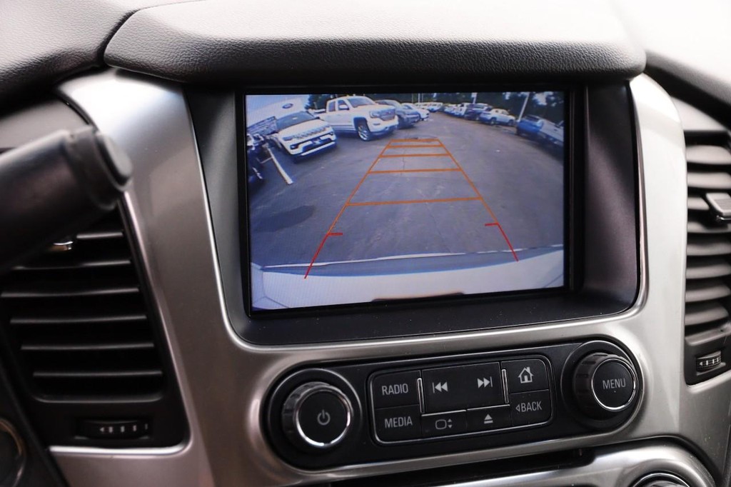 Chevrolet Suburban Vehicle Full-screen Gallery Image 19