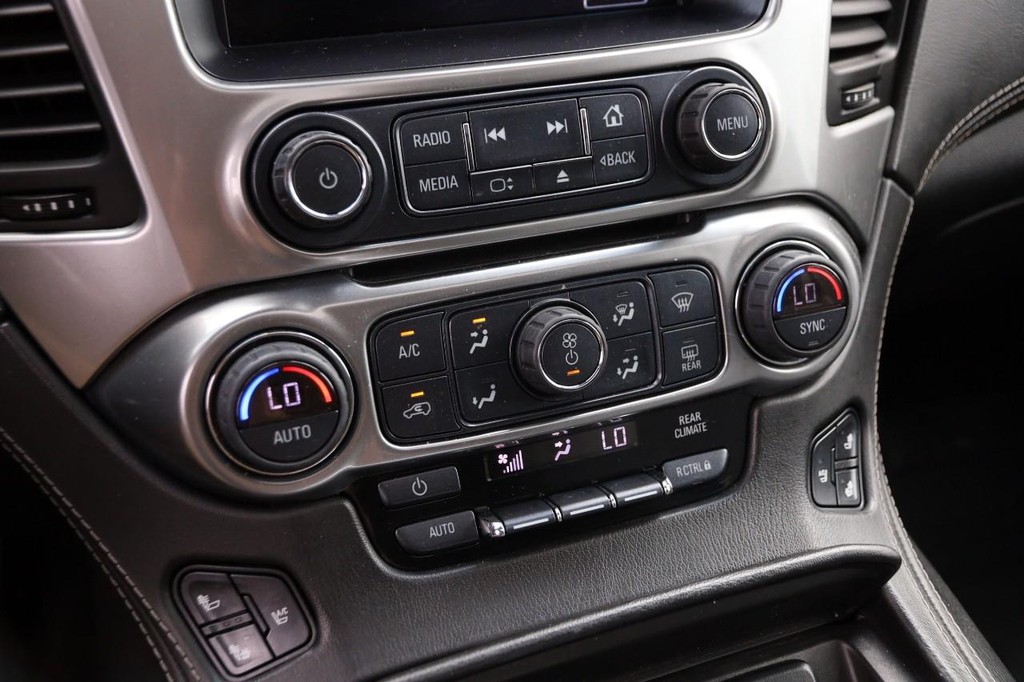Chevrolet Suburban Vehicle Full-screen Gallery Image 20