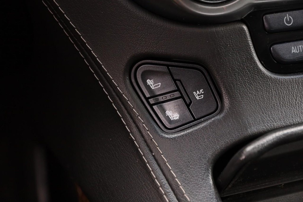 Chevrolet Suburban Vehicle Full-screen Gallery Image 21