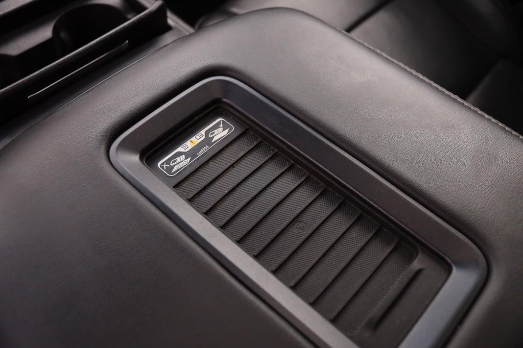 Chevrolet Suburban Vehicle Full-screen Gallery Image 22