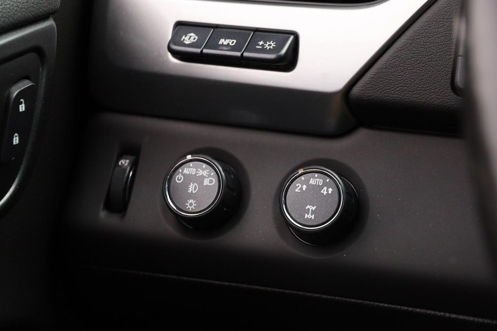 Chevrolet Suburban Vehicle Full-screen Gallery Image 23