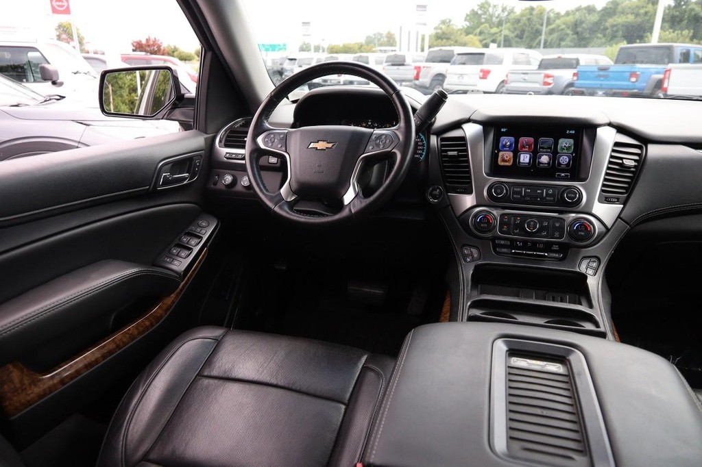 Chevrolet Suburban Vehicle Full-screen Gallery Image 25