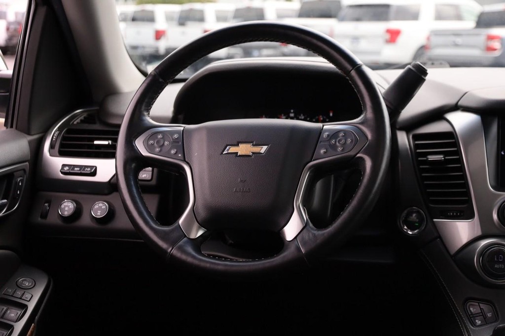 Chevrolet Suburban Vehicle Full-screen Gallery Image 26