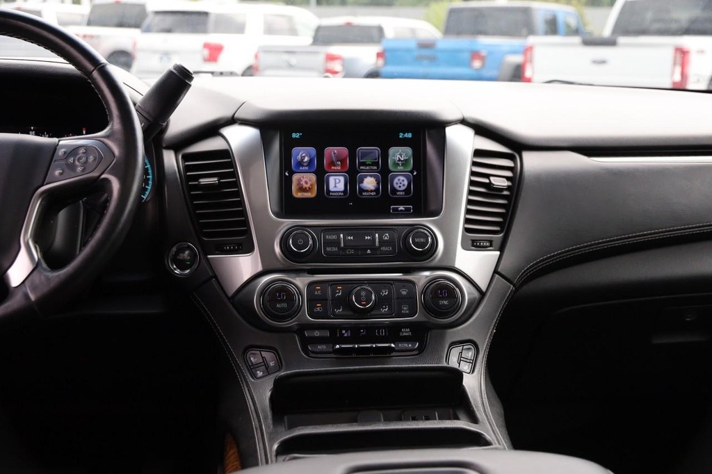 Chevrolet Suburban Vehicle Full-screen Gallery Image 27
