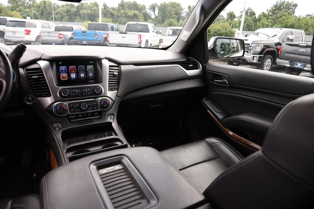 Chevrolet Suburban Vehicle Full-screen Gallery Image 28