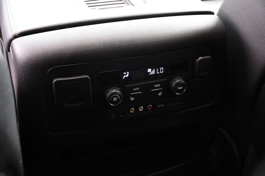 Chevrolet Suburban Vehicle Full-screen Gallery Image 29