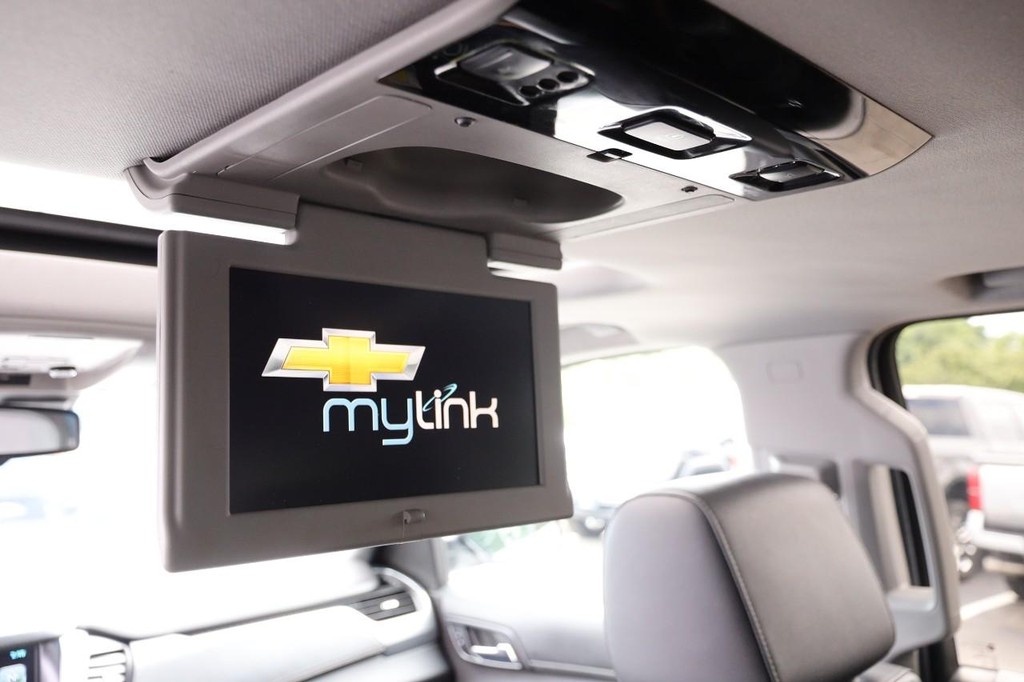 Chevrolet Suburban Vehicle Full-screen Gallery Image 30
