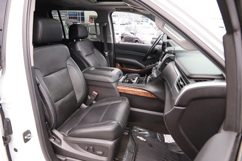 Chevrolet Suburban Vehicle Full-screen Gallery Image 31