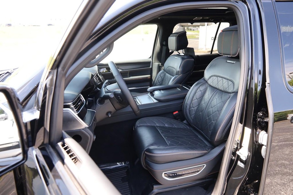 Jeep Grand Wagoneer L Vehicle Image 10