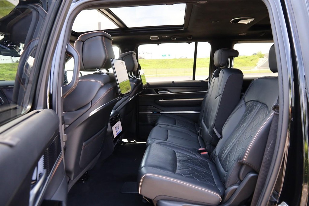 Jeep Grand Wagoneer L Vehicle Image 12