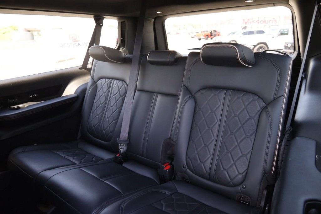 Jeep Grand Wagoneer L Vehicle Image 14