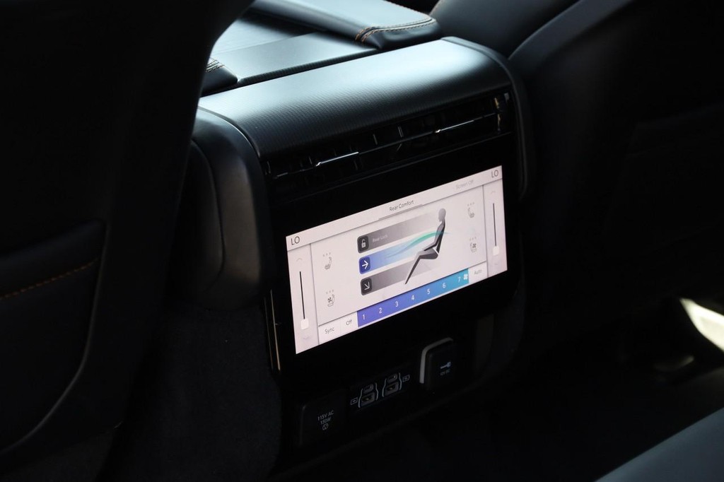 Jeep Grand Wagoneer L Vehicle Image 15