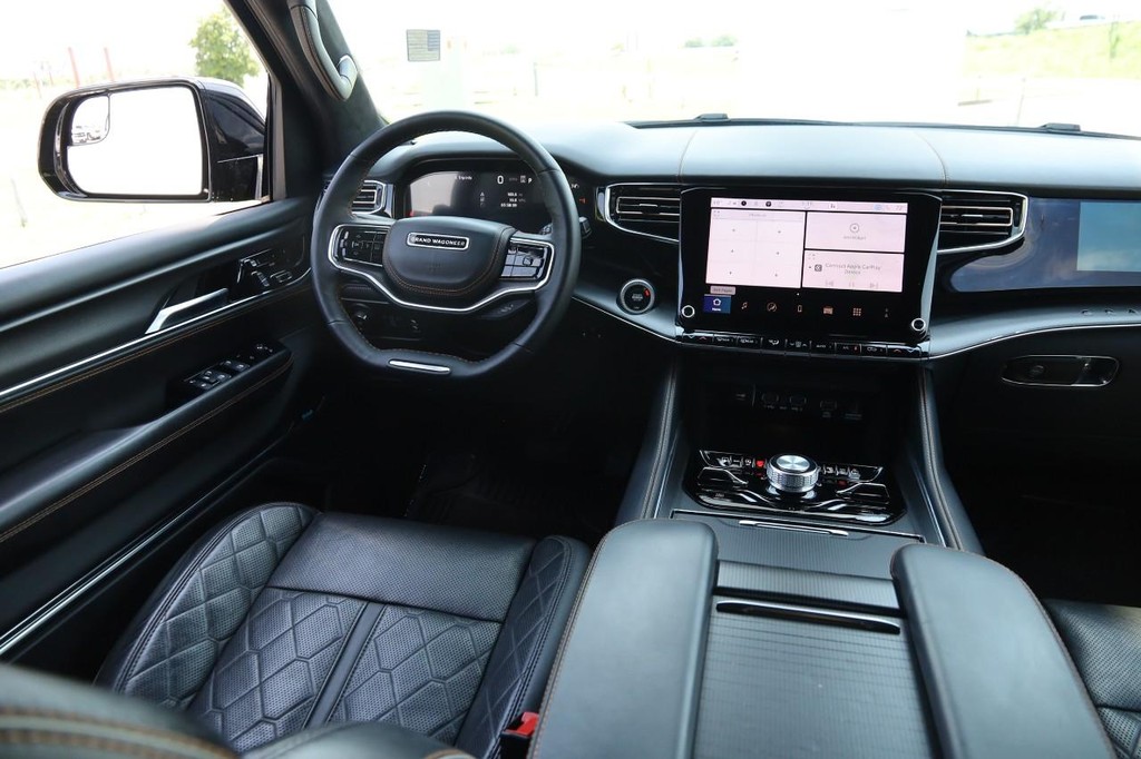 Jeep Grand Wagoneer L Vehicle Image 32