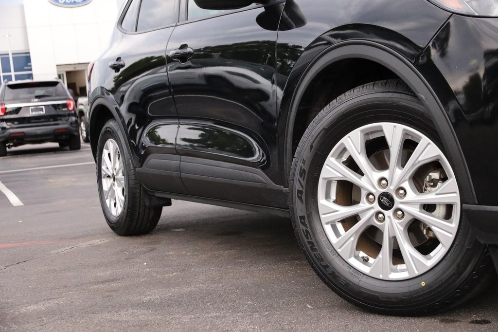 Ford Escape Vehicle Full-screen Gallery Image 3