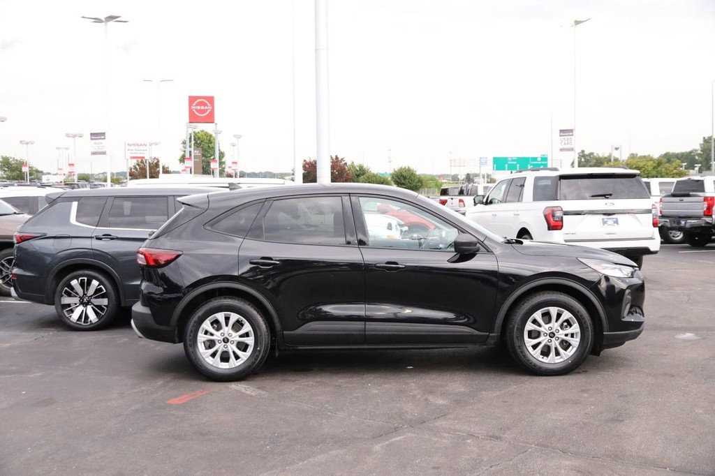 Ford Escape Vehicle Full-screen Gallery Image 5