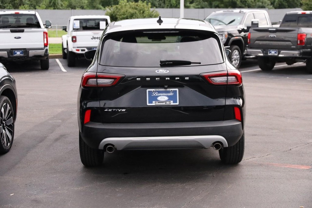 Ford Escape Vehicle Full-screen Gallery Image 6