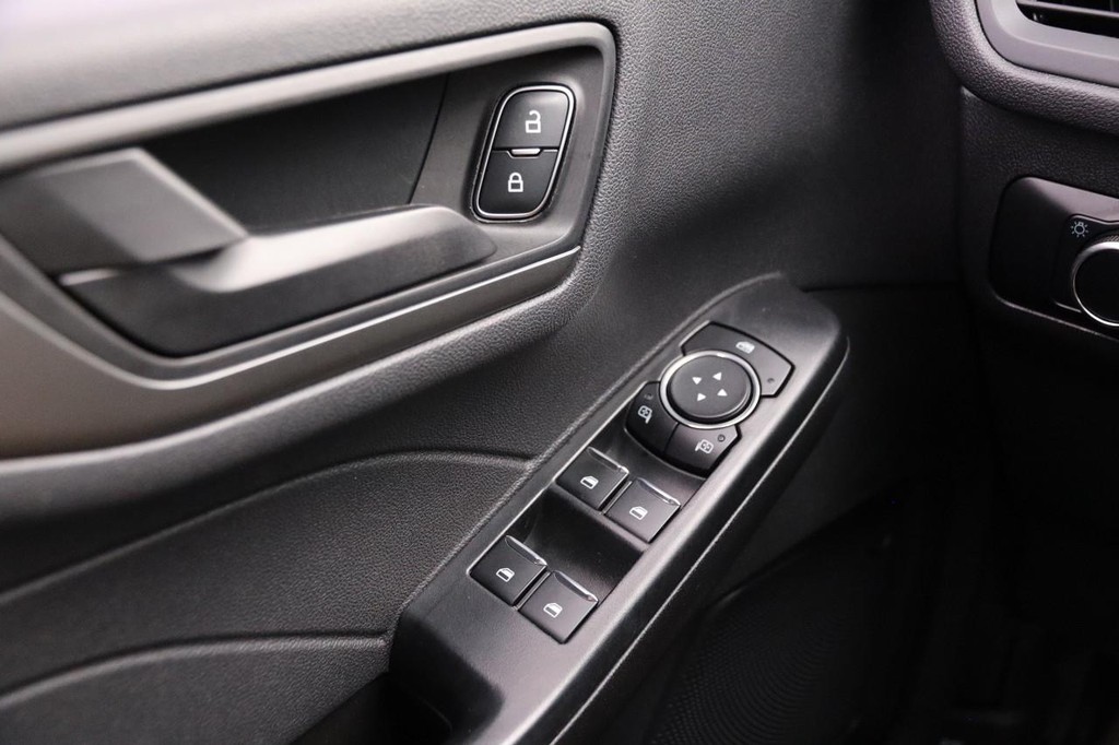 Ford Escape Vehicle Full-screen Gallery Image 22