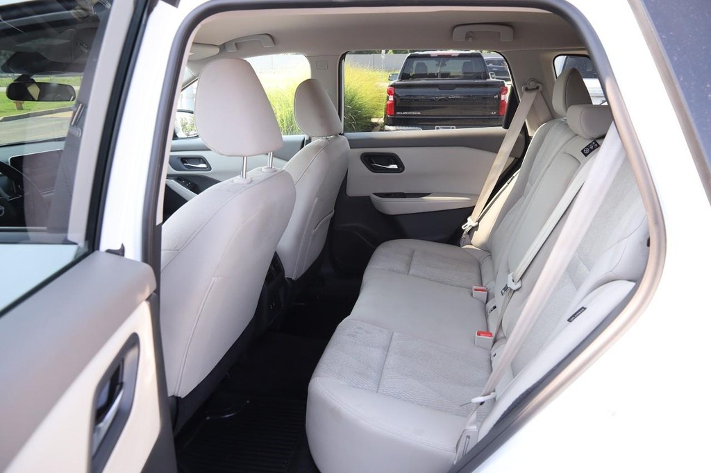 Nissan Rogue Vehicle Image 10