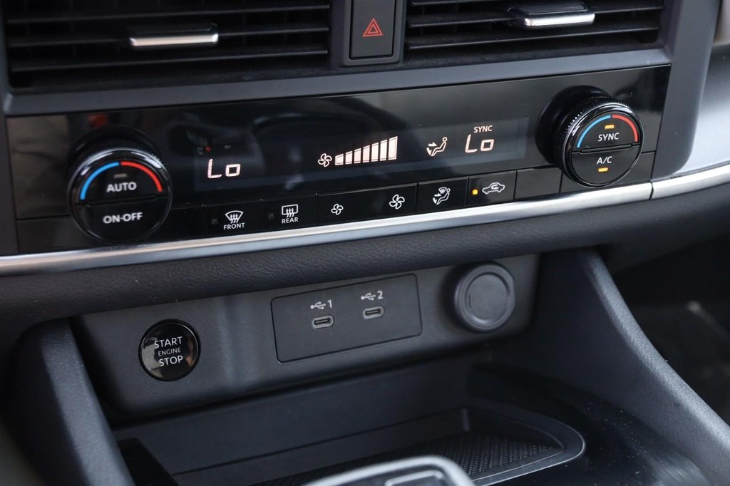 Nissan Rogue Vehicle Image 18