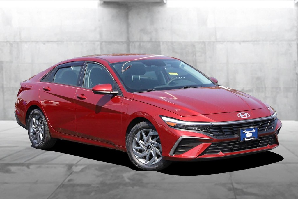 Hyundai Elantra Vehicle Full-screen Gallery Image 2