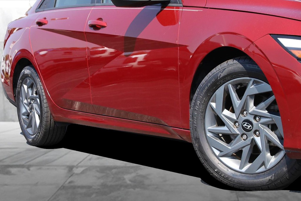 Hyundai Elantra Vehicle Full-screen Gallery Image 3