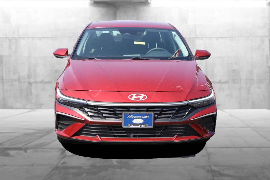 Hyundai Elantra Vehicle Full-screen Gallery Image 4
