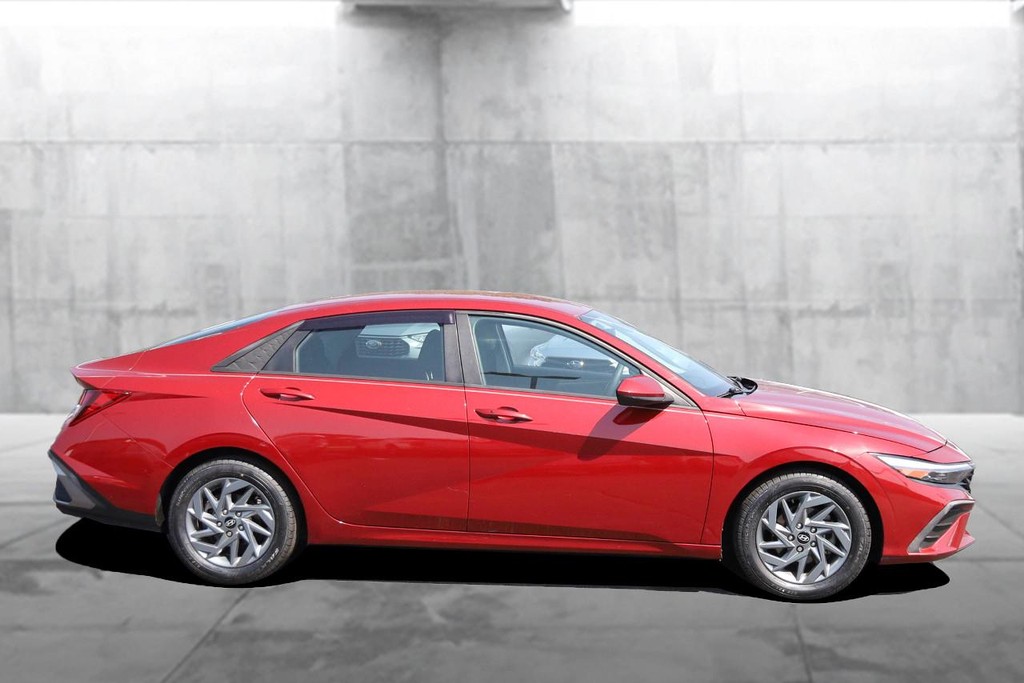 Hyundai Elantra Vehicle Full-screen Gallery Image 6