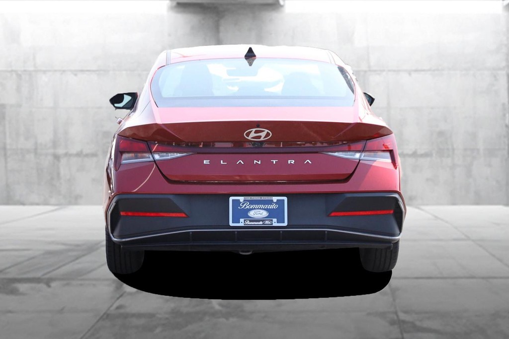 Hyundai Elantra Vehicle Full-screen Gallery Image 7